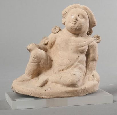 null Statuette représentant un temple boy assis en terre cuite. Epoque romaine. Haut.:...