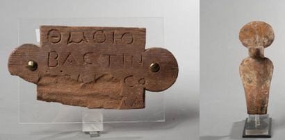 null Cartel en bois orné d?une inscription en caractères grecs (Long.: 20,5 cm),...