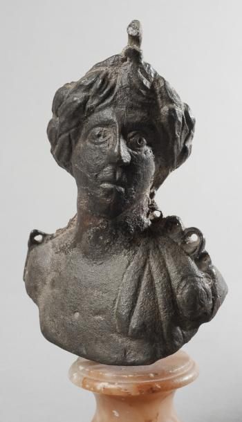 null Buste d?Apollon en bronze (poids de balance ?). Epoque romaine. Haut.: 13 c...
