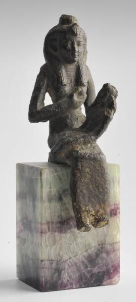 null Statuette en bronze représentant Isis allaitant Horus. Egypte Basse-époque....