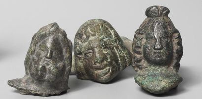 null Lot composé de trois têtes en bronze: Eros, Jupiter, et masque de théâtre. Epoque...