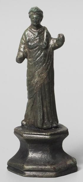 null Statuette représentant un personnage féminin en bronze. Epoque romaine. Haut.:...