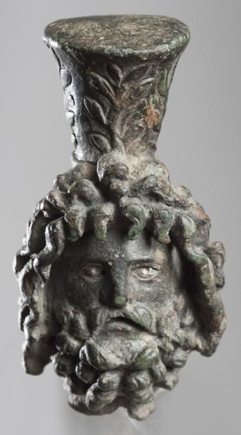 null Tête de Sérapis en bronze, yeux incrustés en argent. Epoque romaine, Ier siècle....