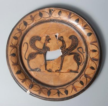 null Assiette à figures noires ornée de deux sphinges affrontées. Etrurie, VIe siècle...
