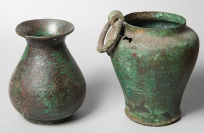 null Lot de deux vases en bronze. Epoque romaine. Haut.: 19 et 16,5 cm