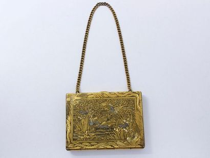 null 
Poudrier en métal doré finement ciselé et laque noire à décor japonisant, composé...