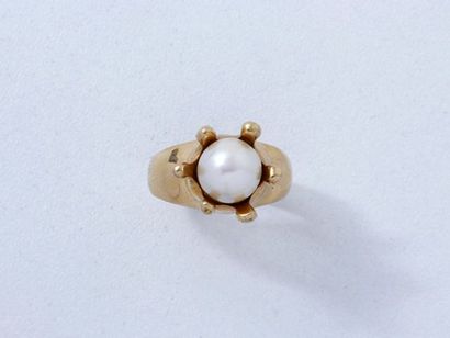 null 
Bague en or ornée d'une perle de culture d'environ 8 mm posée sur une couronne.

Poids...