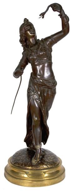 Drouot Edouard (1859 - 1945) «Charmeuse de serpent» Bronze signé. H: 64 cm