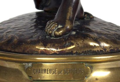 Drouot Edouard (1859 - 1945) «Charmeuse de serpent» Bronze signé. H: 64 cm