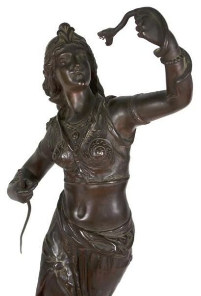 Drouot Edouard (1859 - 1945) «Charmeuse de serpent» Bronze signé. H: 64 cm