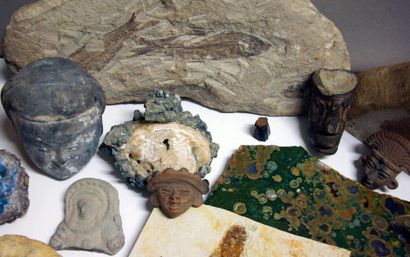 null Lot de fossiles et de petites statuettes de style art précolombien
