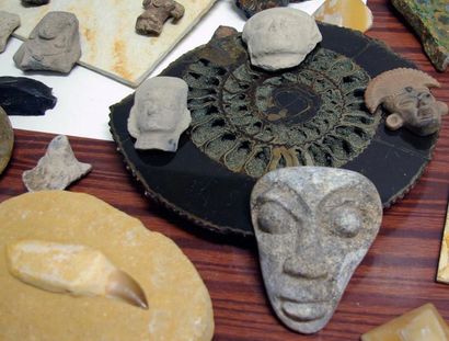 null Lot de fossiles et de petites statuettes de style art précolombien