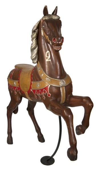 null CHEVAL DE MANÈGE En bois sculpté polychrome et partiellement argenté. Le cheval...