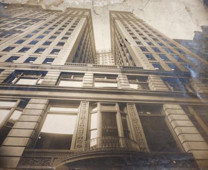 null Photographie fin XIX°: «New York» Vue d'un immeuble New-Yorkais en perspective,...