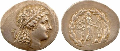  GREEK COINS Eolide, tétradrachme stéphanophore, Myrina, 160-150 av. J.-C. A/Anépigraphe...
