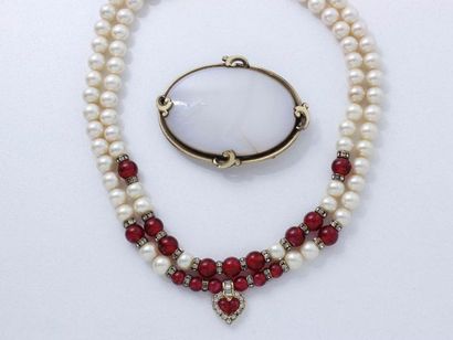  Lot composé d'un collier 2 rangs de perles fantaisie et d'une monture de broche...
