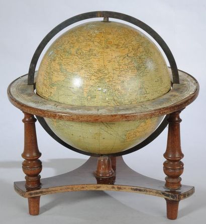 Globe terrestre reposant sur une base tripode....
