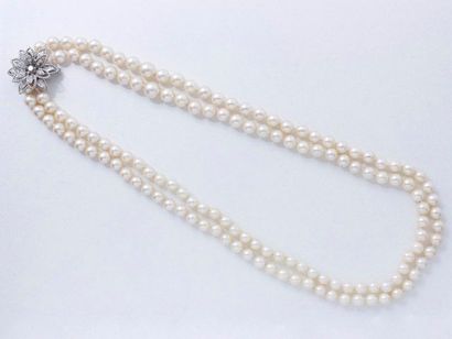 null Collier composé de 2 chutes de perles de culture d'environ 5.6 à 8.8 mm, agrémenté...