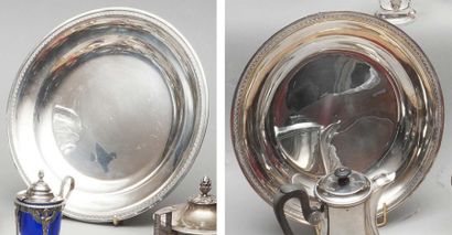 null Paire de plats ronds en argent, les bordures à raies-de-coeur. Paris 1798-1809....