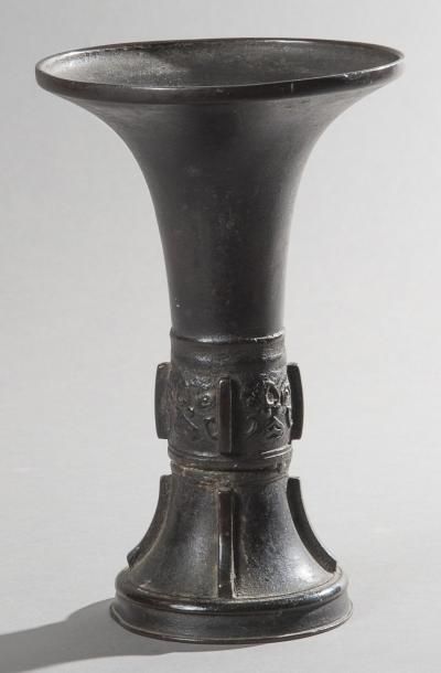 Vase de forme Gu en bronze de patine brune....