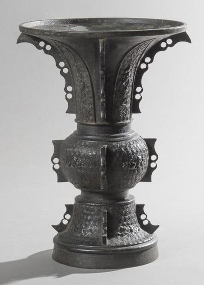 Vase de forme Gu en bronze anciennement laqué...