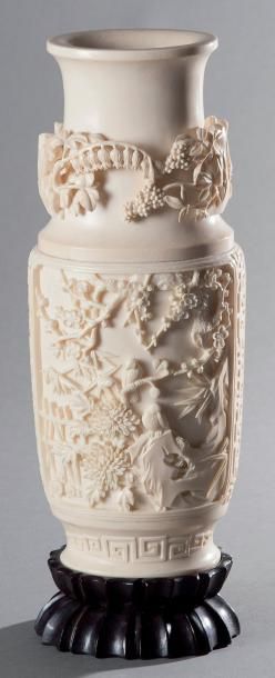 Vase en ivoire finement sculpté et ajouré...