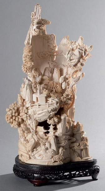 Important groupe en ivoire sculpté et ajouré...