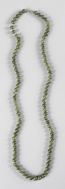 Petit collier formé de perles de jade vert...