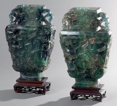 Paire d?importants vases en quartz vert sculptés...