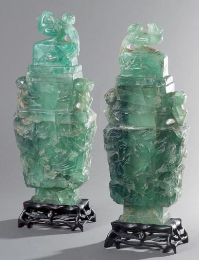 Paire de vases couverts en quartz vert clair...
