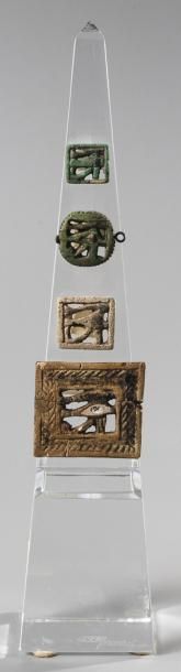  Quatre amulettes Oeil d?Horus. Présentation originale de quatre « oeil Oujdat »,...