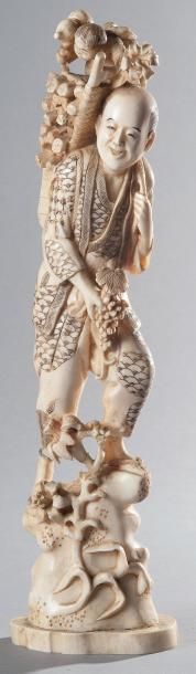 Okimono en ivoire marin représentant un bucheron...