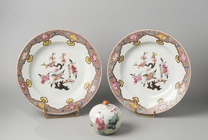 Paire d’assiettes en porcelaine famille rose...