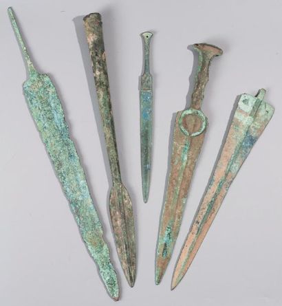 null Lot D?armes en bronze Ensemble de cinq armes et éléments d?armes, dagues, épée,...