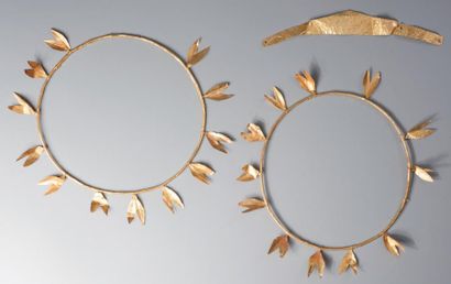 null Beaux diadèmes Deux larges anneaux circulaires rythmés par des feuilles en or....