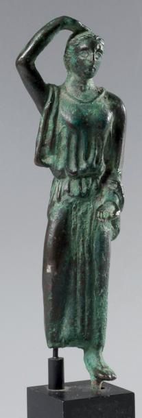 null Statuette féminine Ex-voto figurant une orante vêtue d?un peplos, le bras droit...