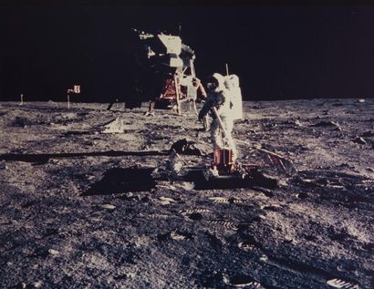 null NASA Mission Apollo XI, 1969 Adwine Aldrin déploie des instruments scineti­fiques...