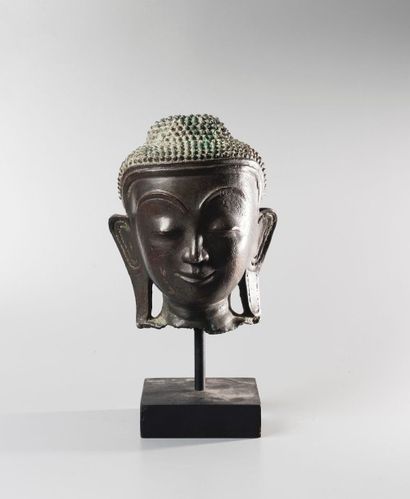 Tête de Bouddha. Birmanie, XVIIIème s. Bronze,...