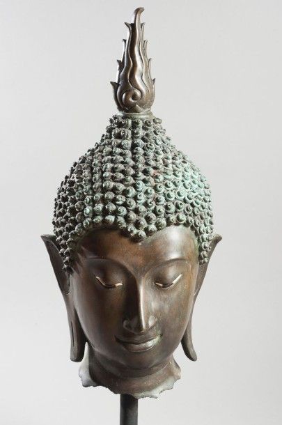 Tête de Bouddha. Dans le style de la Thaïlande....