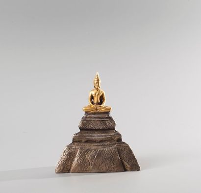 Bouddha assis sur un socle étagé en forme...