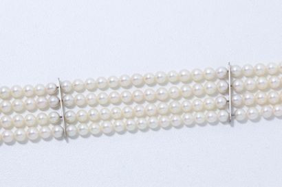  Bracelet composé de 4 rangs de perles de culture d’environ 3.7 mm, agrémenté de...