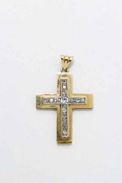 Pendentif croix 2 tons d'or, orné de diamants...