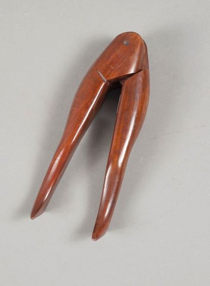 null Beau casse-noix en acajou, formé par des jambes de femme.

Circa 1900.

Long....