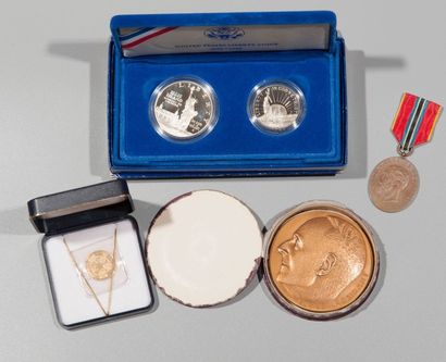 null Lot de 4 pièces et médailles commémoratives

XXe siècle (Roumanie, Allemagne,...