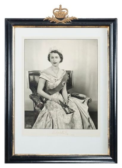 null Portrait officiel de la reine Elizabeth II réalisé après son couronnement par...