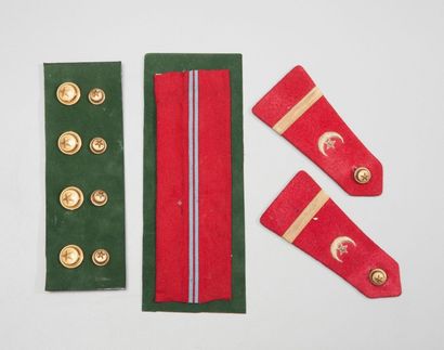 null Lot comportant une paire de pattes d’épaules et des boutons d’uniformes de spahis...