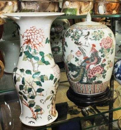 null Vase balustre en porcelaine, col évasé, à décor en émaux polychromes de feuillages...