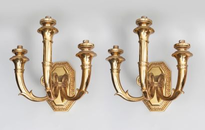  Paire d'appliques en bronze doré à trois lumières en forme de cor de chasse stylisé,...