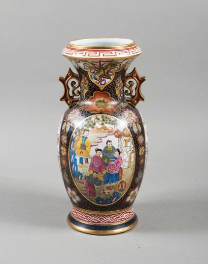 null Bayeux, grand vase en porcelaine à décor floral polychrome sur fond bleu et...