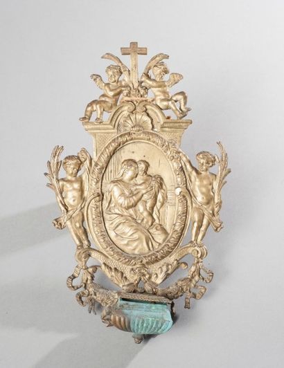 null Bénitier en bronze doré à décor dans un médaillon central de la Vierge et l'enfant...